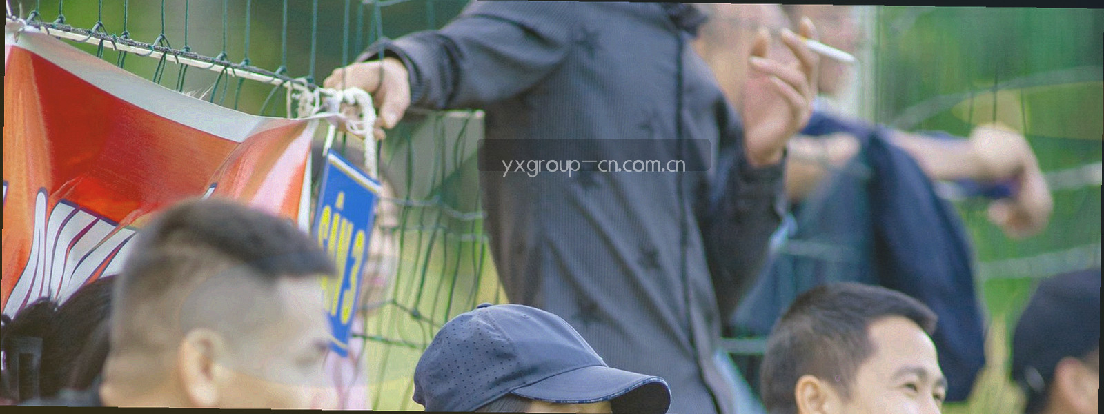 淡蓝渐变叠细密网格线构成的抽象数据纹理